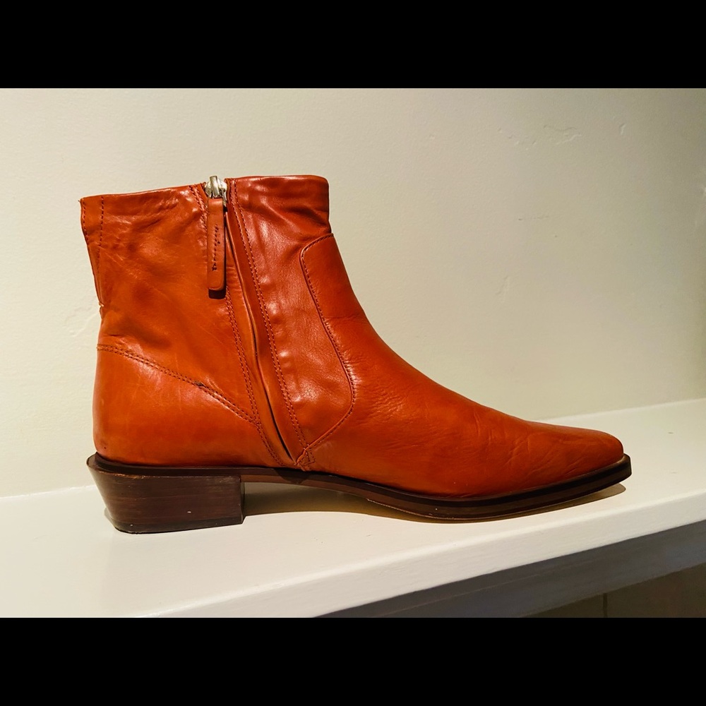 DOLCE  VITA   Very soft leather ankle zip booties